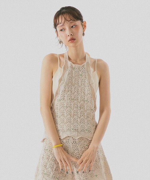 BEAMS COUTURE(ビームスクチュール)の「透かし編み キャミソール(ニット/セーター・レディース・ホワイト系その他5/レッド・ONE SIZE)」の1枚目の写真
