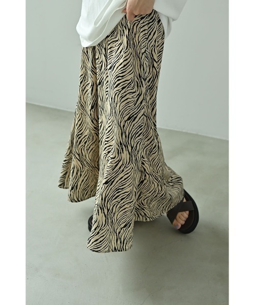 marjour（マージュール）の「NUANCE ZEBRA SKIRT（スカート・レディース・ベージュ・M/S）」の2枚目の写真