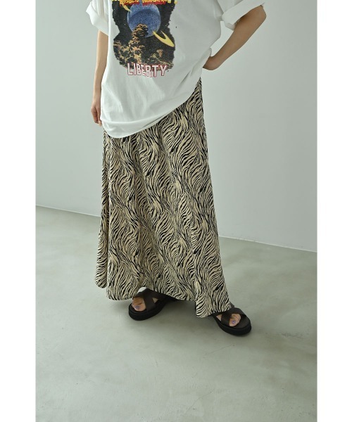 marjour（マージュール）の「NUANCE ZEBRA SKIRT（スカート・レディース・ベージュ・M/S）」の3枚目の写真