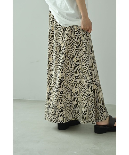 marjour（マージュール）の「NUANCE ZEBRA SKIRT（スカート・レディース・ベージュ・M/S）」の4枚目の写真