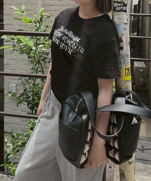 Chikashitsu +(チカシツプラス)の「【Chikashitsu +】distorted logo crop t-shirt (2color) / 【チカシツプラス】ロゴクロップド半袖Tシャツ(Tシャツ/カットソー・メンズ・ブラック/ホワイト・ONE SIZE)」の11枚目の写真