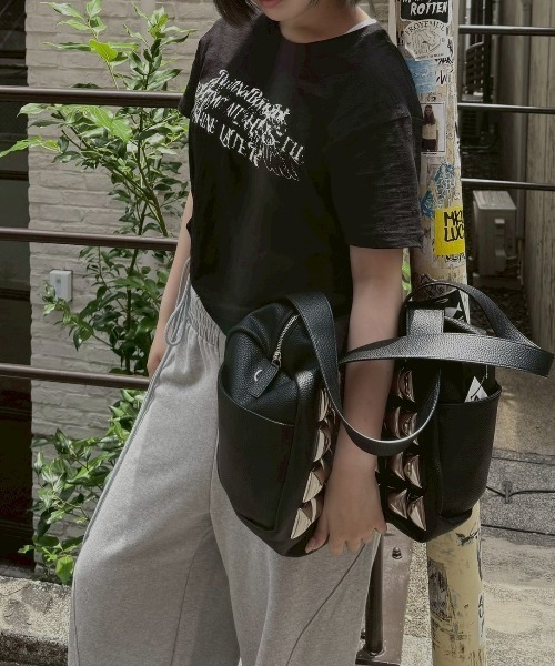 Chikashitsu +(チカシツプラス)の「【Chikashitsu +】distorted logo crop t-shirt (2color) / 【チカシツプラス】ロゴクロップド半袖Tシャツ(Tシャツ/カットソー・メンズ・ブラック/ホワイト・ONE SIZE)」の10枚目の写真