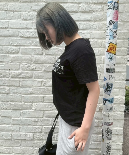 Chikashitsu +(チカシツプラス)の「【Chikashitsu +】distorted logo crop t-shirt (2color) / 【チカシツプラス】ロゴクロップド半袖Tシャツ(Tシャツ/カットソー・メンズ・ブラック/ホワイト・ONE SIZE)」の8枚目の写真