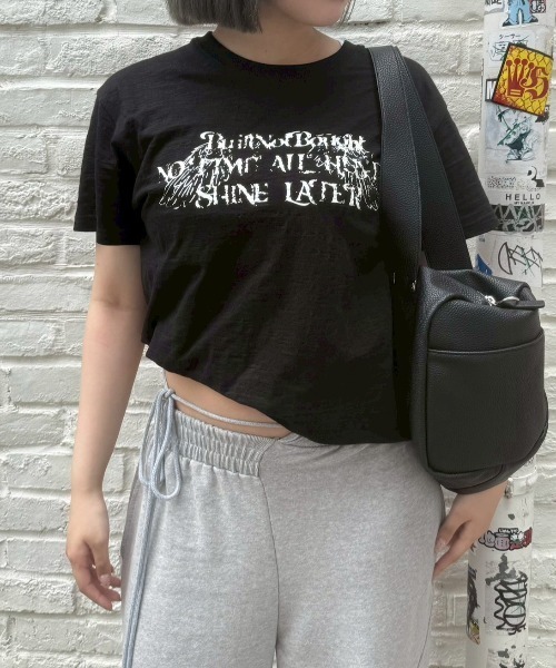 Chikashitsu +(チカシツプラス)の「【Chikashitsu +】distorted logo crop t-shirt (2color) / 【チカシツプラス】ロゴクロップド半袖Tシャツ(Tシャツ/カットソー・メンズ・ブラック/ホワイト・ONE SIZE)」の5枚目の写真
