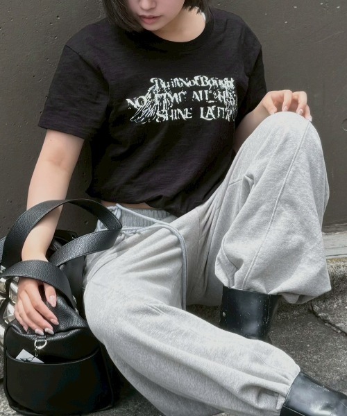 Chikashitsu +(チカシツプラス)の「【Chikashitsu +】distorted logo crop t-shirt (2color) / 【チカシツプラス】ロゴクロップド半袖Tシャツ(Tシャツ/カットソー・メンズ・ブラック/ホワイト・ONE SIZE)」の12枚目の写真