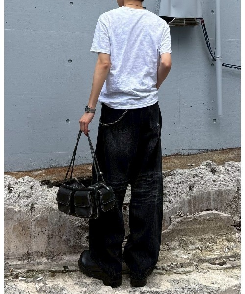 Chikashitsu +(チカシツプラス)の「【Chikashitsu +】distorted logo crop t-shirt (2color) / 【チカシツプラス】ロゴクロップド半袖Tシャツ(Tシャツ/カットソー・メンズ・ブラック/ホワイト・ONE SIZE)」の20枚目の写真