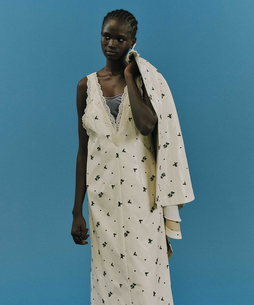 Ameri（アメリ）の「CHRISTINE EMBROIDERY DRESS（ドレス・レディース・アイボリー/ブラウン/ブラック・MEDIUM/SMALL）」の7枚目の写真