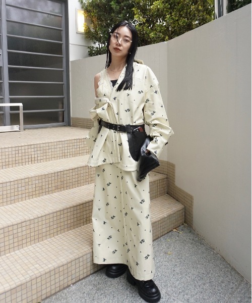 Ameri（アメリ）の「CHRISTINE EMBROIDERY DRESS（ドレス・レディース・アイボリー/ブラウン/ブラック・MEDIUM/SMALL）」の8枚目の写真