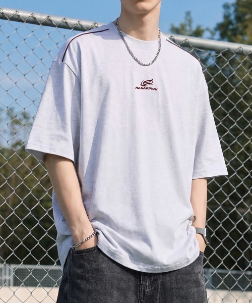 B.R.U(ブル)の「ショルダーラインワンポイント刺繍Tシャツ(Tシャツ/カットソー・メンズ・ホワイト/ブラック/チャコールグレー・FREE)」の2枚目の写真