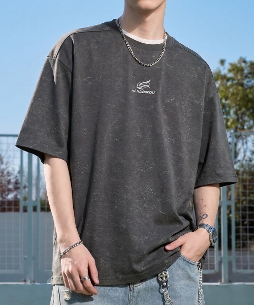 B.R.U(ブル)の「ショルダーラインワンポイント刺繍Tシャツ(Tシャツ/カットソー・メンズ・ホワイト/ブラック/チャコールグレー・FREE)」の1枚目の写真