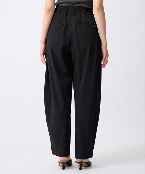 OMMO(オーエムエムオー)の「【OMMO(オーエムエムオー)】EASY WIDE TUCK PT/イージーワイドタックパンツ(チノパンツ・レディース・ホワイト/ピンク/ブラック・36/38)」の4枚目の写真