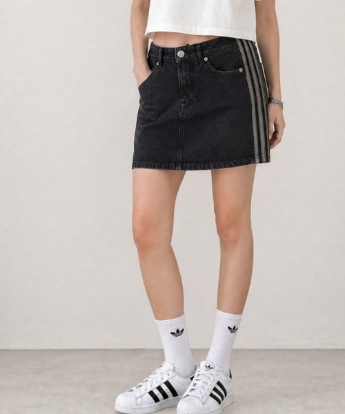 adidas(アディダス)の「adidas/アディダス MID RISE DENIM SKIRT/3-STRIPES MINI(デニムスカート・レディース・ライトインディゴブルー/インディゴブルー/ブラック・SMALL/X-LARGE/LARGE/MEDIUM)」の1枚目の写真