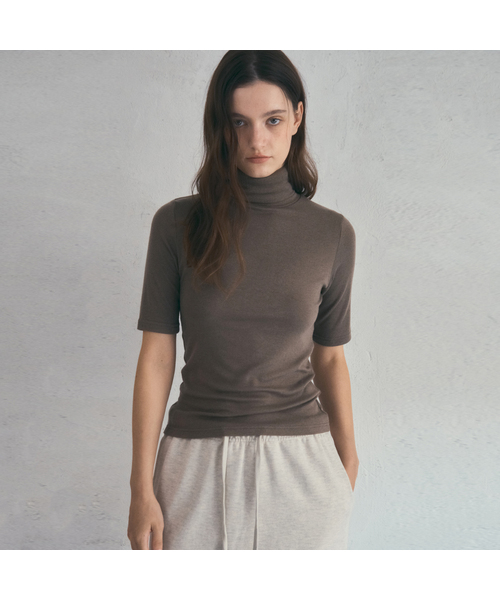 OURNOSTALGIA(アワー ノスタルジア)の「Wool Basic Turtleneck half sleeve T-shirt_4color(O25-TP23)(Tシャツ/カットソー・レディース・ライトグレー/アイボリー/モカ/ブラック・FREE)」の4枚目の写真