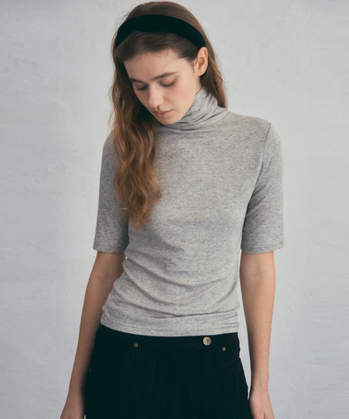 OURNOSTALGIA(アワー ノスタルジア)の「Wool Basic Turtleneck half sleeve T-shirt_4color(O25-TP23)(Tシャツ/カットソー・レディース・ライトグレー/アイボリー/モカ/ブラック・FREE)」の5枚目の写真