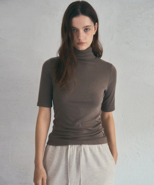 OURNOSTALGIA(アワー ノスタルジア)の「Wool Basic Turtleneck half sleeve T-shirt_4color(O25-TP23)(Tシャツ/カットソー・レディース・ライトグレー/アイボリー/モカ/ブラック・FREE)」の6枚目の写真