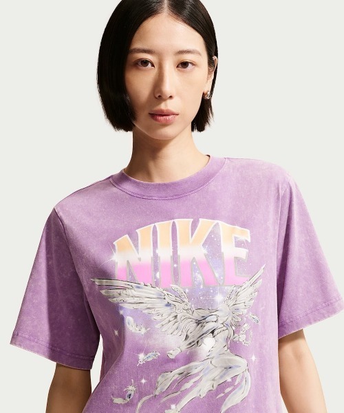NIKE（ナイキ）の「NIKE NSW Retro Flare Short Sleeve T-Shirt（ナイキ ウィメンズ NSW レトロ フレア S/S Tシャツ）（Tシャツ/カットソー・レディース・グレー系/ピンク系・X-SMALL/SMALL/MEDIUM/LARGE）」の2枚目の写真