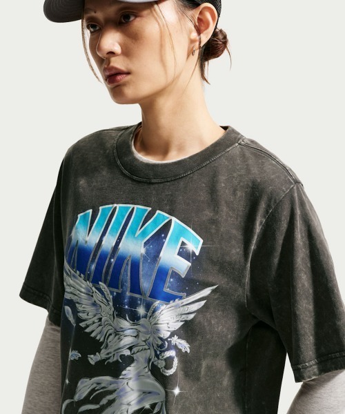 NIKE（ナイキ）の「NIKE NSW Retro Flare Short Sleeve T-Shirt（ナイキ ウィメンズ NSW レトロ フレア S/S Tシャツ）（Tシャツ/カットソー・レディース・グレー系/ピンク系・X-SMALL/SMALL/MEDIUM/LARGE）」の3枚目の写真