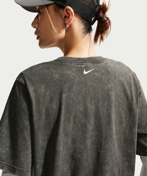 NIKE（ナイキ）の「NIKE NSW Retro Flare Short Sleeve T-Shirt（ナイキ ウィメンズ NSW レトロ フレア S/S Tシャツ）（Tシャツ/カットソー・レディース・グレー系/ピンク系・X-SMALL/SMALL/MEDIUM/LARGE）」の4枚目の写真