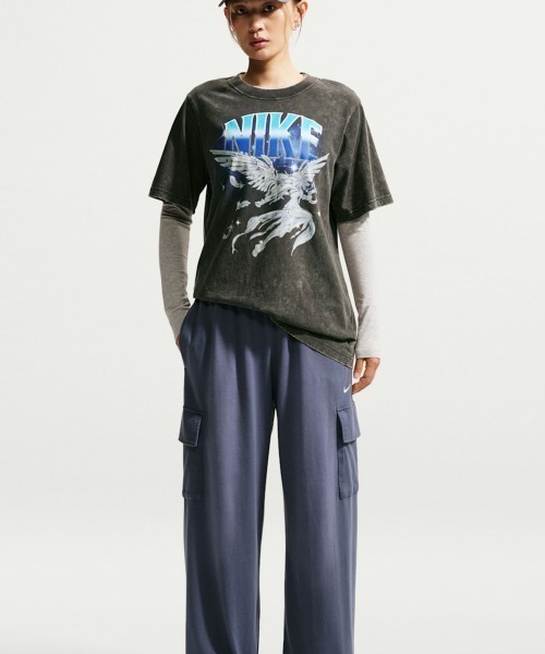 NIKE（ナイキ）の「NIKE NSW Retro Flare Short Sleeve T-Shirt（ナイキ ウィメンズ NSW レトロ フレア S/S Tシャツ）（Tシャツ/カットソー・レディース・グレー系/ピンク系・X-SMALL/SMALL/MEDIUM/LARGE）」の5枚目の写真