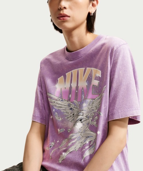 NIKE（ナイキ）の「NIKE NSW Retro Flare Short Sleeve T-Shirt（ナイキ ウィメンズ NSW レトロ フレア S/S Tシャツ）（Tシャツ/カットソー・レディース・グレー系/ピンク系・X-SMALL/SMALL/MEDIUM/LARGE）」の8枚目の写真