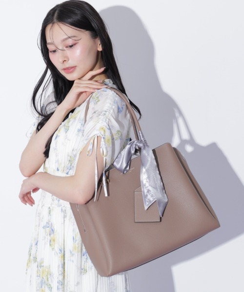 JILL by JILL STUART(ジルバイジルスチュアート)の「スカーフ付きトートバッグ(トートバッグ・レディース・グレー/ブラック/モカ・FREE)」の3枚目の写真