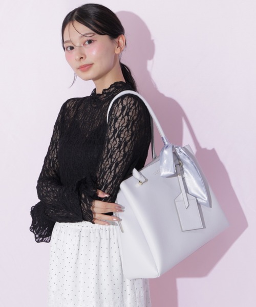 JILL by JILL STUART(ジルバイジルスチュアート)の「スカーフ付きトートバッグ(トートバッグ・レディース・グレー/ブラック/モカ・FREE)」の6枚目の写真