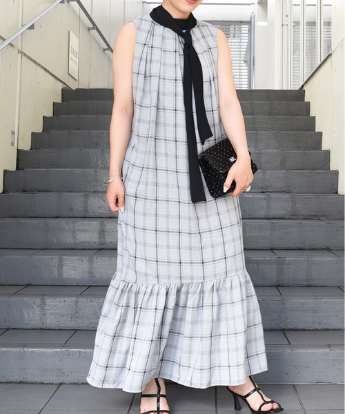 styiro（スタイロ）の「チェック柄ティアードロングワンピース バックリボン 秋 冬 大人カジュアル ガーリー 紅葉 デート（ワンピース・レディース・ベージュ/グレー/アイボリー・FREE）」の5枚目の写真