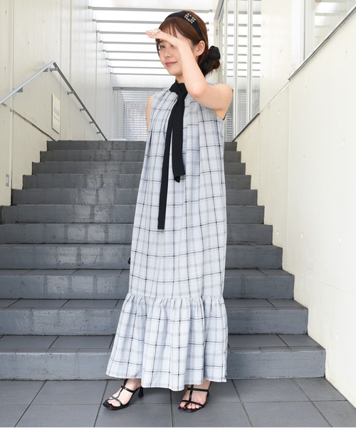 styiro（スタイロ）の「チェック柄ティアードロングワンピース バックリボン 秋 冬 大人カジュアル ガーリー 紅葉 デート（ワンピース・レディース・ベージュ/グレー/アイボリー・FREE）」の6枚目の写真