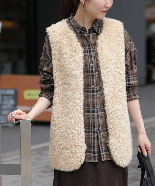 JOURNAL STANDARD relume(ジャーナルスタンダード レリューム)の「《追加》シープフェイクファージップベスト(ベスト・レディース・チャコールグレー/ベージュ・FREE)」の2枚目の写真
