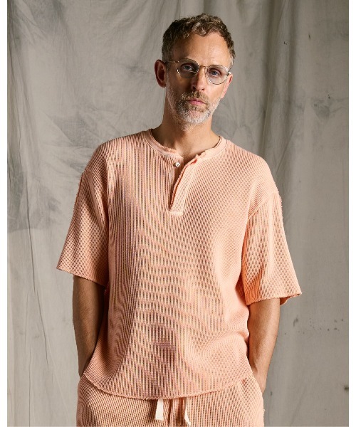 wjk(ダヴルジェイケイ)の「hard dry waffle fly-front henley S/S(Tシャツ/カットソー・メンズ・ピンク/ホワイト/ネイビー/チャコール・SMALL/X-LARGE/MEDIUM/LARGE)」の4枚目の写真