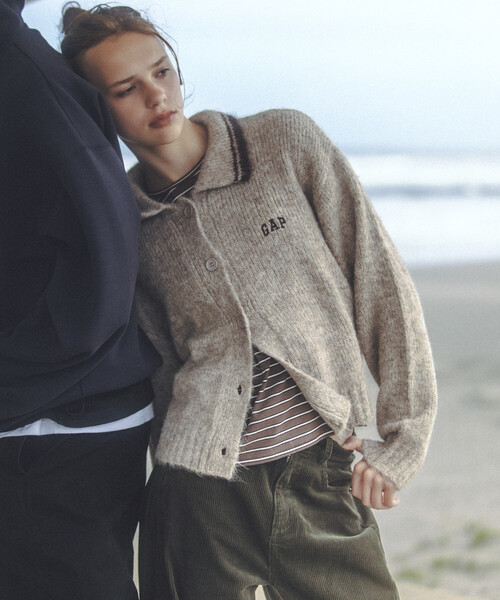 GAP(ギャップ)の「PUBLUX × GAP/ギャップ 別注 襟 配色 フェザー ニット カーディガン 限定展開(カーディガン/ボレロ・レディース・ベージュ/チャコールグレー/ブラウン/オリーブ・フリ-)」の3枚目の写真