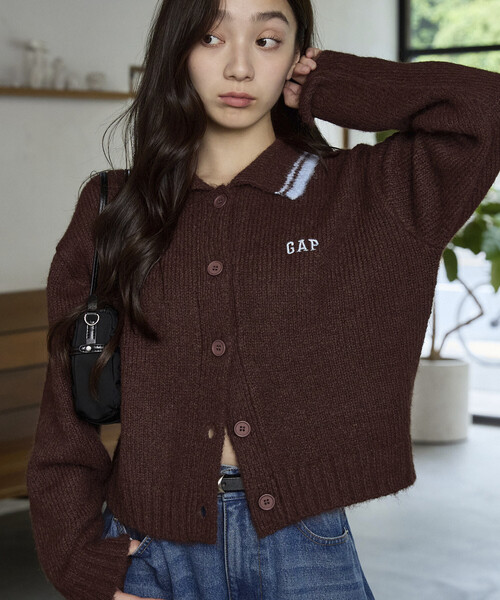 GAP(ギャップ)の「PUBLUX × GAP/ギャップ 別注 襟 配色 フェザー ニット カーディガン 限定展開(カーディガン/ボレロ・レディース・ベージュ/チャコールグレー/ブラウン/オリーブ・フリ-)」の1枚目の写真