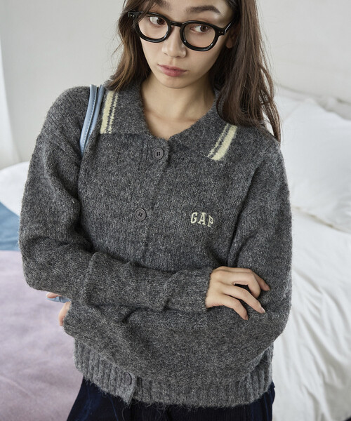 GAP(ギャップ)の「PUBLUX × GAP/ギャップ 別注 襟 配色 フェザー ニット カーディガン 限定展開(カーディガン/ボレロ・レディース・ベージュ/チャコールグレー/ブラウン/オリーブ・フリ-)」の2枚目の写真