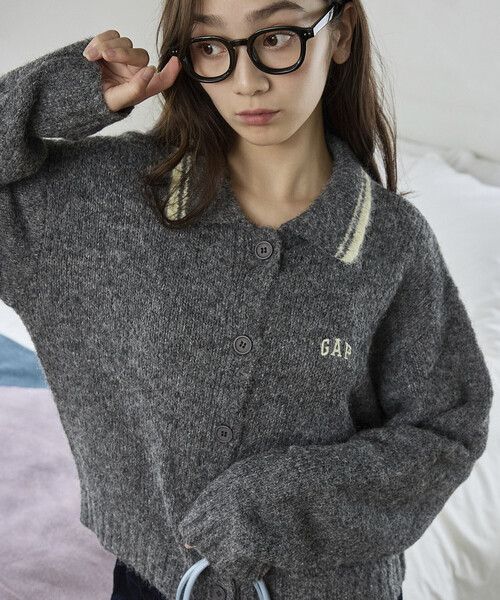 GAP(ギャップ)の「PUBLUX × GAP/ギャップ 別注 襟 配色 フェザー ニット カーディガン 限定展開(カーディガン/ボレロ・レディース・ベージュ/チャコールグレー/ブラウン/オリーブ・フリ-)」の5枚目の写真