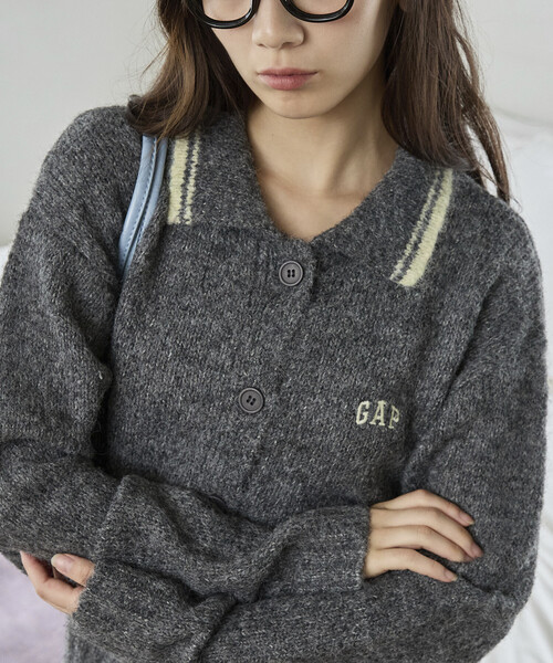 GAP(ギャップ)の「PUBLUX × GAP/ギャップ 別注 襟 配色 フェザー ニット カーディガン 限定展開(カーディガン/ボレロ・レディース・ベージュ/チャコールグレー/ブラウン/オリーブ・フリ-)」の6枚目の写真