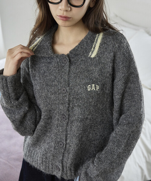 GAP(ギャップ)の「PUBLUX × GAP/ギャップ 別注 襟 配色 フェザー ニット カーディガン 限定展開(カーディガン/ボレロ・レディース・ベージュ/チャコールグレー/ブラウン/オリーブ・フリ-)」の8枚目の写真