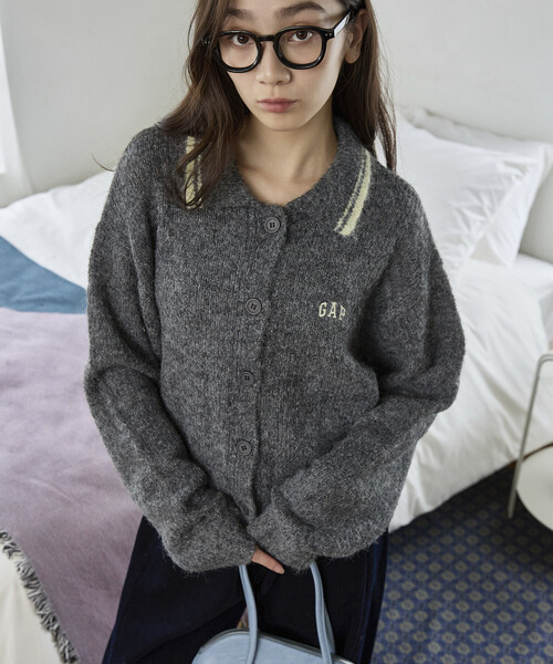 GAP(ギャップ)の「PUBLUX × GAP/ギャップ 別注 襟 配色 フェザー ニット カーディガン 限定展開(カーディガン/ボレロ・レディース・ベージュ/チャコールグレー/ブラウン/オリーブ・フリ-)」の11枚目の写真