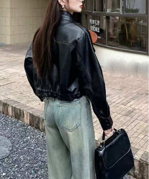 &soiree(アンドソワレ)の「裾絞りショート丈フェイクレザージャケット(その他アウター・レディース・ブラウン/ブラック・LARGE/MEDIUM/X-LARGE)」の4枚目の写真