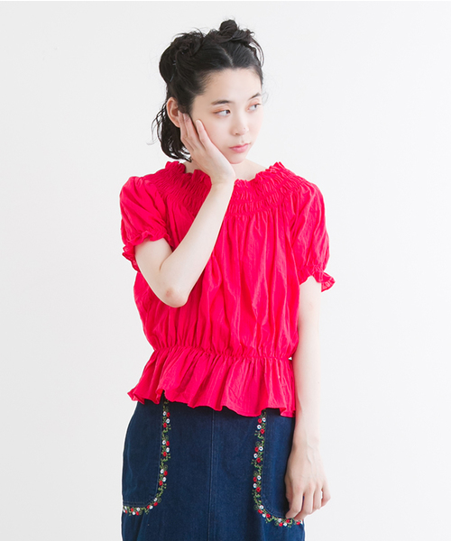 MERLOT（メルロー）の「ギャザーオフショルトップス1054（シャツ/ブラウス・レディース・ブラック/オフホワイト/ベージュ/レッド・FREE）」の4枚目の写真