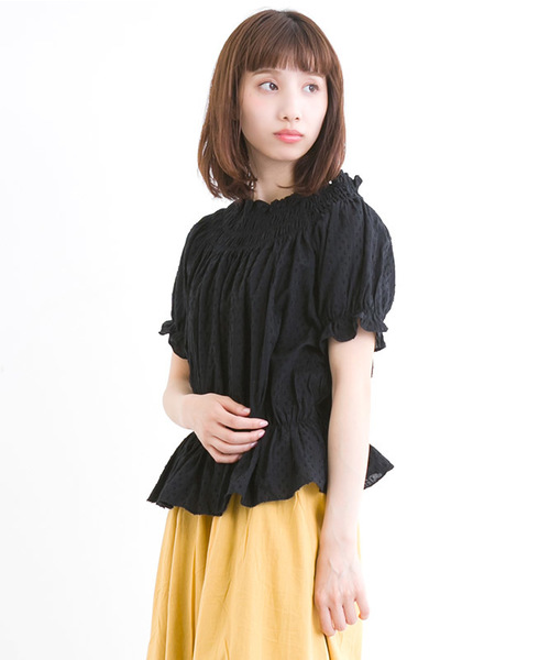 MERLOT（メルロー）の「ギャザーオフショルトップス1054（シャツ/ブラウス・レディース・ブラック/オフホワイト/ベージュ/レッド・FREE）」の2枚目の写真