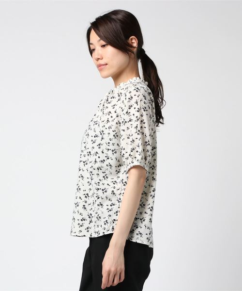 Petit Honfleur（プチオンフルール）の「◇カタログ掲載◇小花柄ブラウス（シャツ/ブラウス・レディース・グリーン/ホワイト・11号/9号/13号）」の3枚目の写真