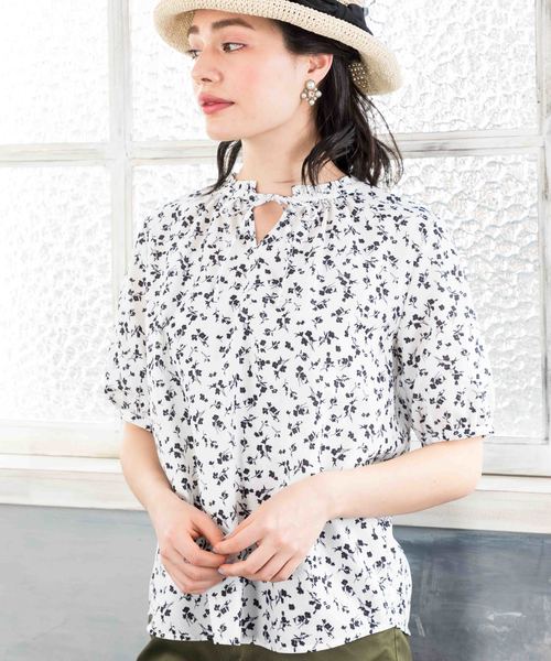 Petit Honfleur（プチオンフルール）の「◇カタログ掲載◇小花柄ブラウス（シャツ/ブラウス・レディース・グリーン/ホワイト・11号/9号/13号）」の2枚目の写真