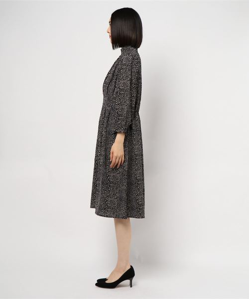 BELLUNA(ベルーナ)の「シャーリング使いプリントワンピース(ワンピース・レディース・アニマル/ネイビー/マスタード・LARGE/X-LARGE/MEDIUM)」の6枚目の写真