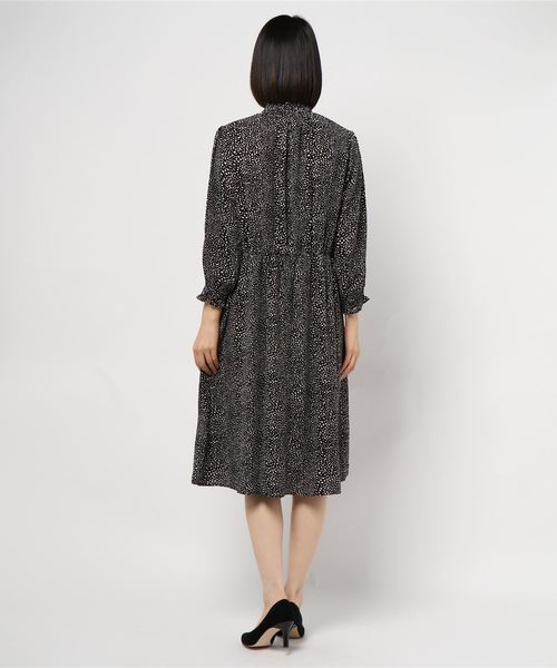 BELLUNA(ベルーナ)の「シャーリング使いプリントワンピース(ワンピース・レディース・アニマル/ネイビー/マスタード・LARGE/X-LARGE/MEDIUM)」の7枚目の写真