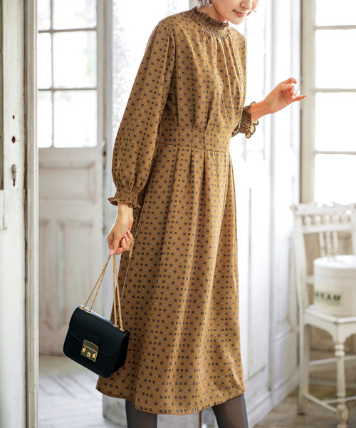 BELLUNA(ベルーナ)の「シャーリング使いプリントワンピース(ワンピース・レディース・アニマル/ネイビー/マスタード・LARGE/X-LARGE/MEDIUM)」の3枚目の写真