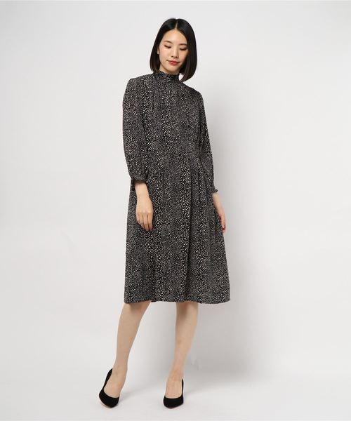 BELLUNA(ベルーナ)の「シャーリング使いプリントワンピース(ワンピース・レディース・アニマル/ネイビー/マスタード・LARGE/X-LARGE/MEDIUM)」の8枚目の写真