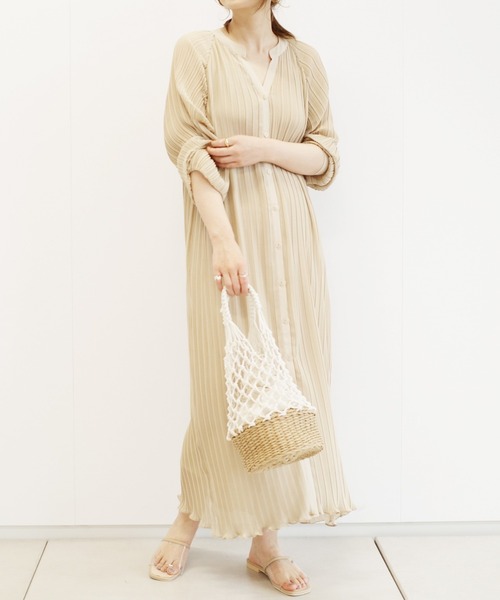 DouDou（ドゥドゥ）の「プリーツワンピース（ワンピース・レディース・ベージュ/オフホワイト/カーキ・FREE）」の2枚目の写真