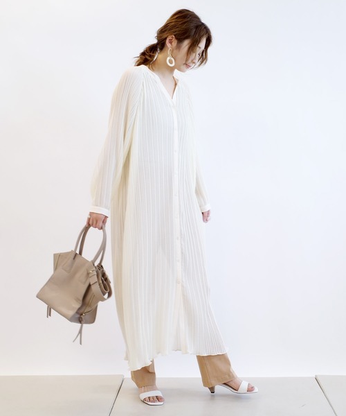 DouDou（ドゥドゥ）の「プリーツワンピース（ワンピース・レディース・ベージュ/オフホワイト/カーキ・FREE）」の4枚目の写真
