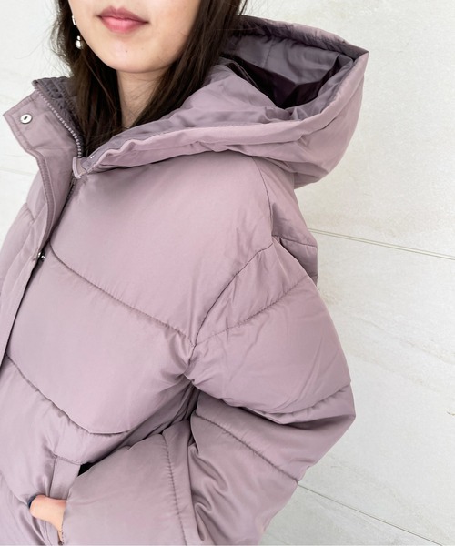 Meli rich（メリーリッチ）の「ほどよい丈感。エコダウンフードボリュームブルゾン（ダウンジャケット/コート・レディース・ライトベージュ/ブラウン/ブラック/アイボリー/ライトカーキ/モカ/ベージュ/ブラック系/オフホワイト/ベージュ系その他2/ブラウン系その他2/ブラック系その他2・MEDIUM）」の13枚目の写真