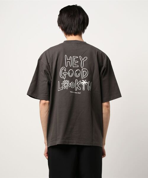 KRIFF MAYER（クリフメイヤー）の「ビーチキャンプCOOLバックプリントタフTEE(HEY)（Tシャツ/カットソー・メンズ・チャコール/オフホワイト・MEDIUM/LARGE/X-LARGE）」の2枚目の写真